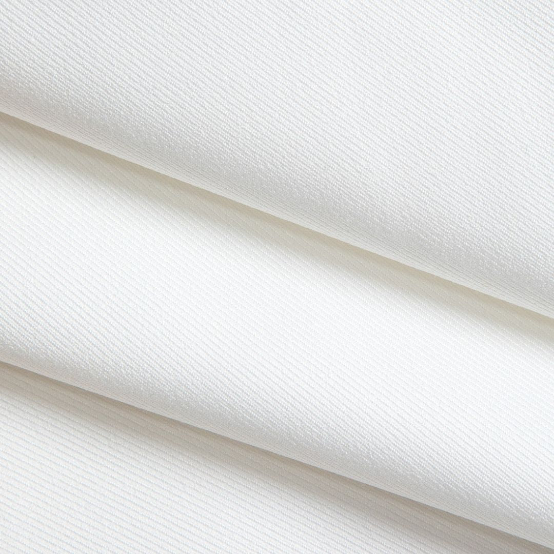 Vit blus med djup V-ringning och långa ärmar i vävt tyg