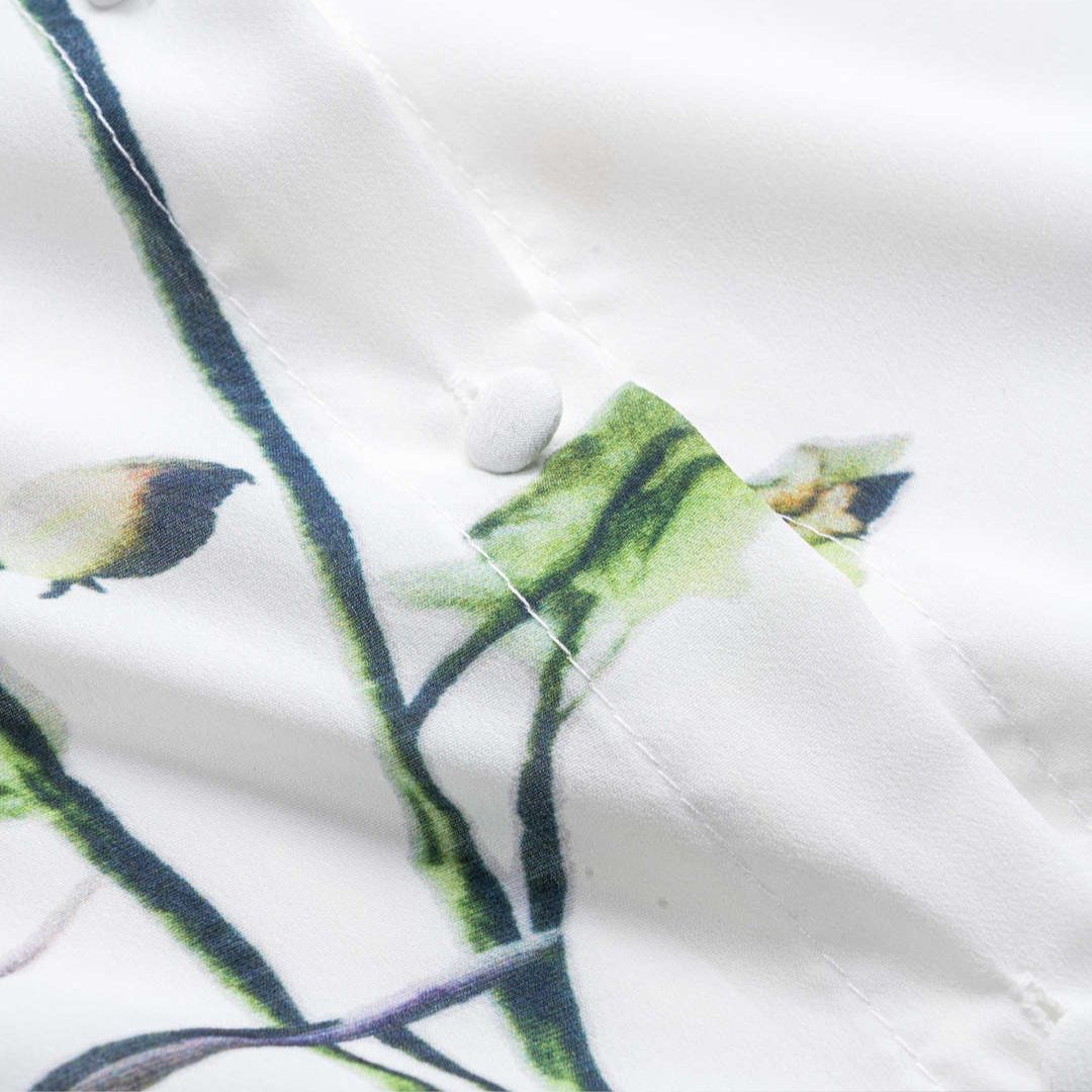 Vit sidenblus med blommönster och ståkrage