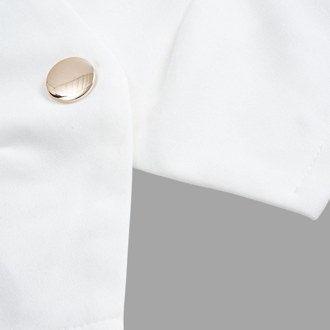 Vit figursydd kavaj i bomull med bred krage och dekorativa guldknappar