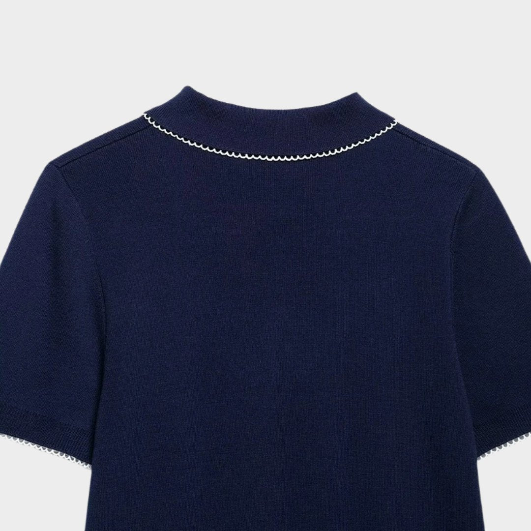 Stickad mörkblå topp med krage och kort ärm