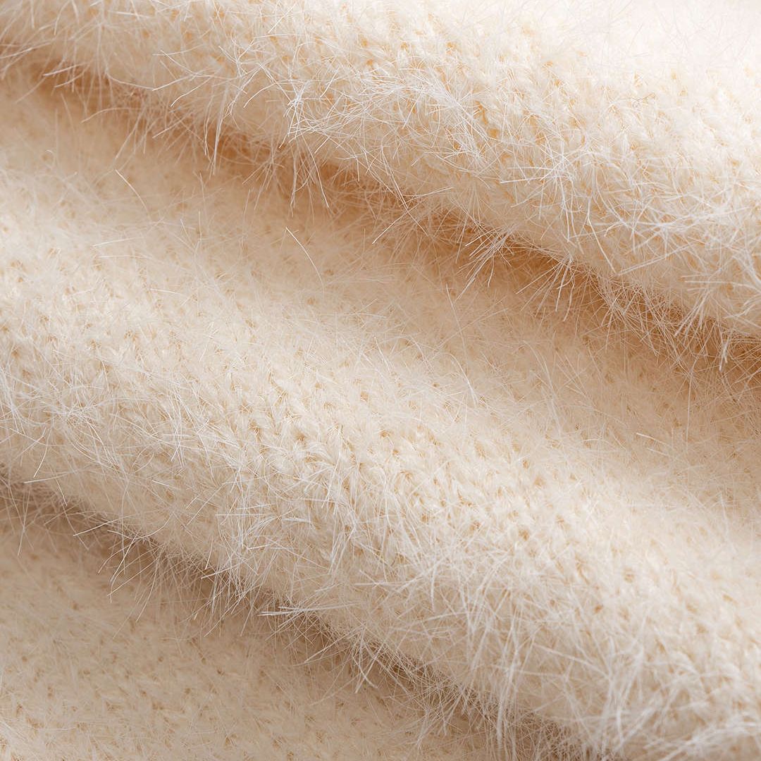 Vit Kort luddig kofta med markerade knappar och avslappnad passform