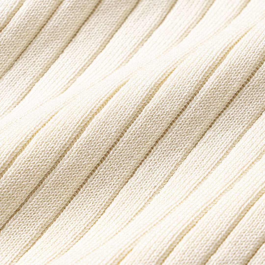 Stickad midiklänning med krage, knappslå, kort ärm och kontrastfärgade detaljer