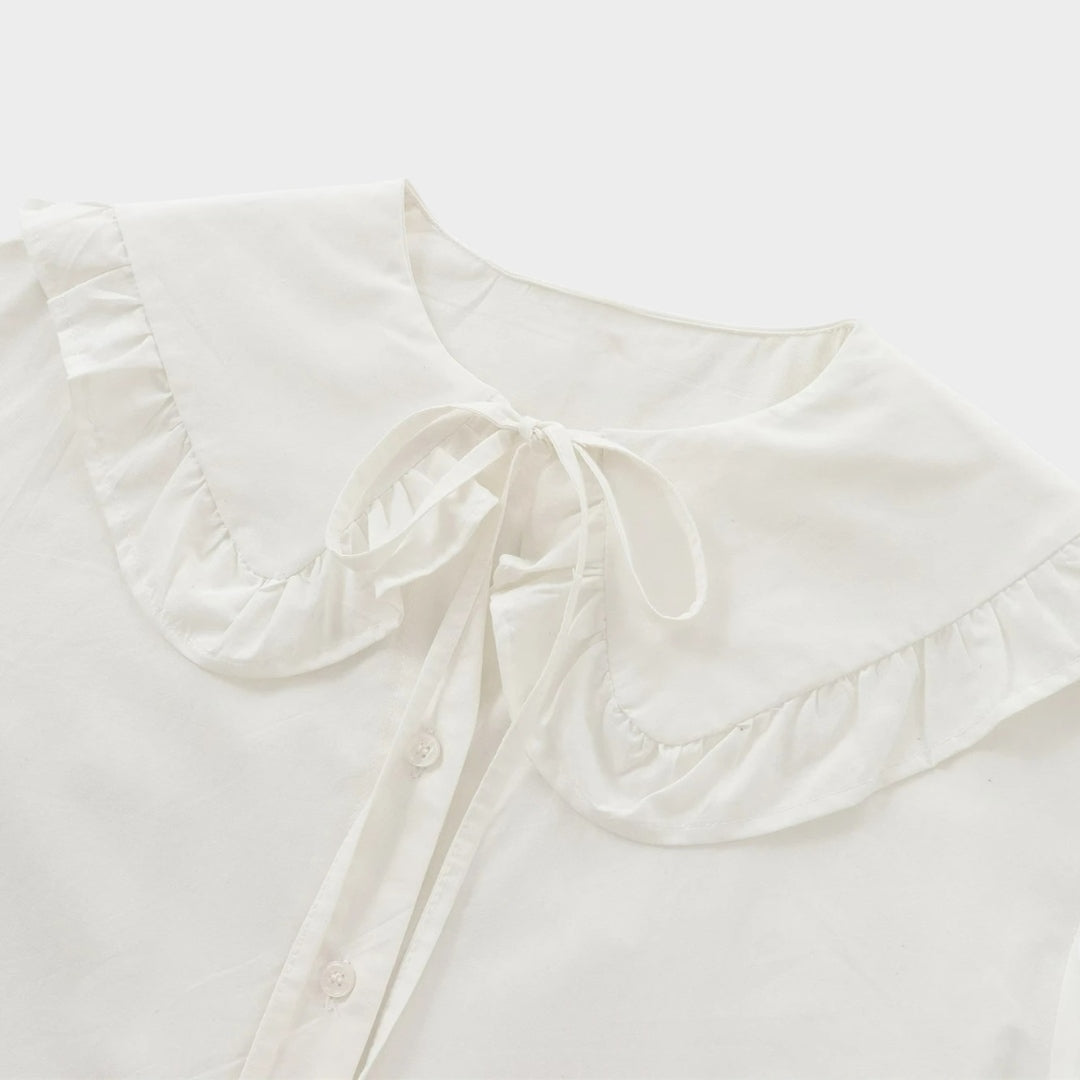 Klassisk blus med volangkrage knytband och eleganta detaljer