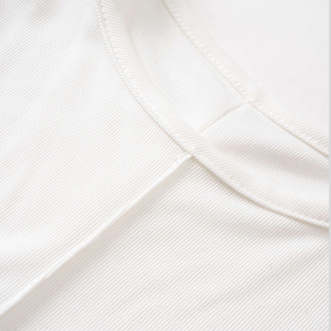 Vit ärmlös midiklänning i vävt tyg med markerad midja och utsvängd kjol