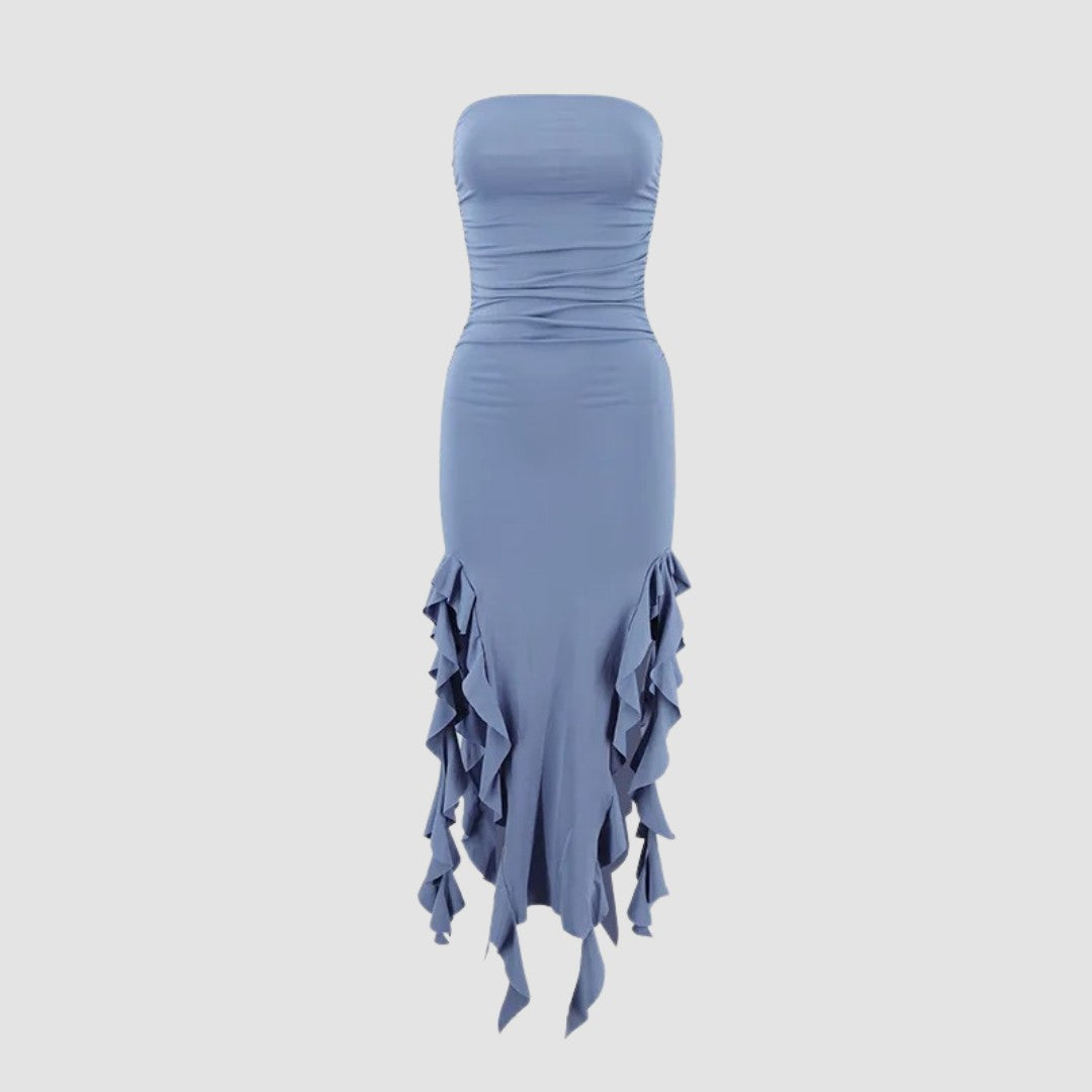 Axelbandslös bodycon midiklänning med volanger och asymmetrisk fåll