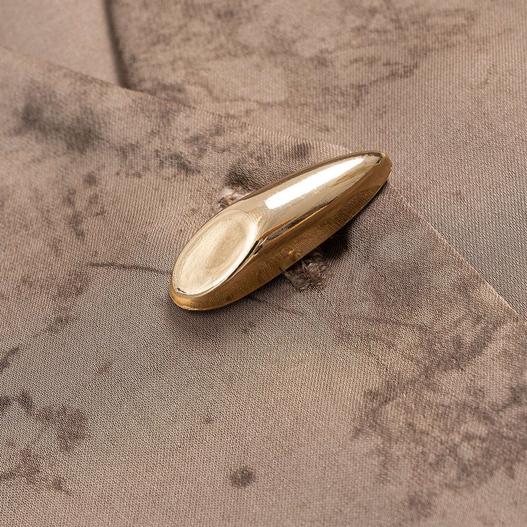 Khaki figursydd väst med marmorerat tryck, spetsigt fållslut och avlånga guldfärgade knappar för dam