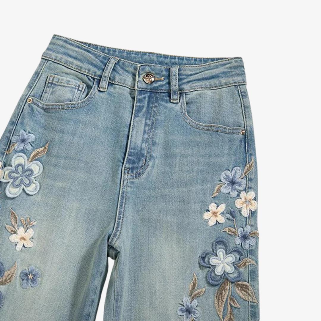 Rak jeansmodell med broderade blommor och utställda benslut