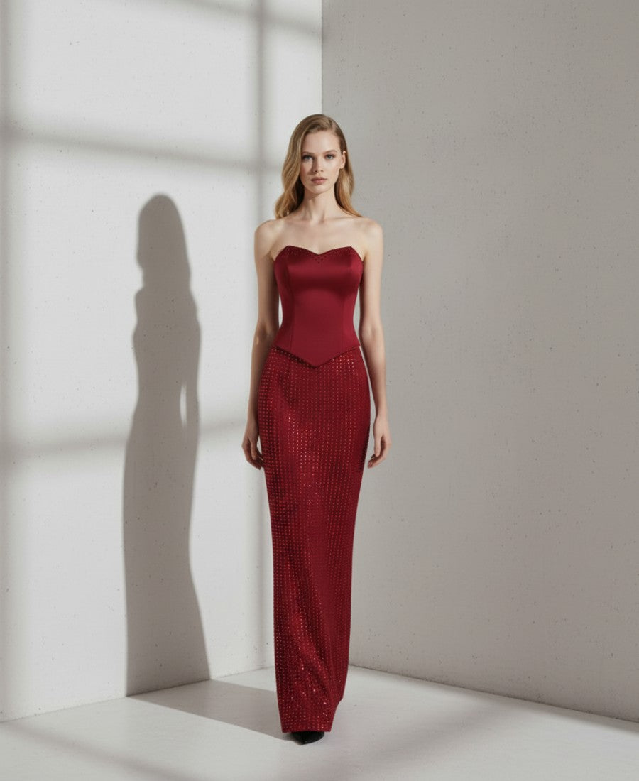 Strapplös Vinröd Maxiklänning med Kristalldetaljer och Figurnära Silhuett