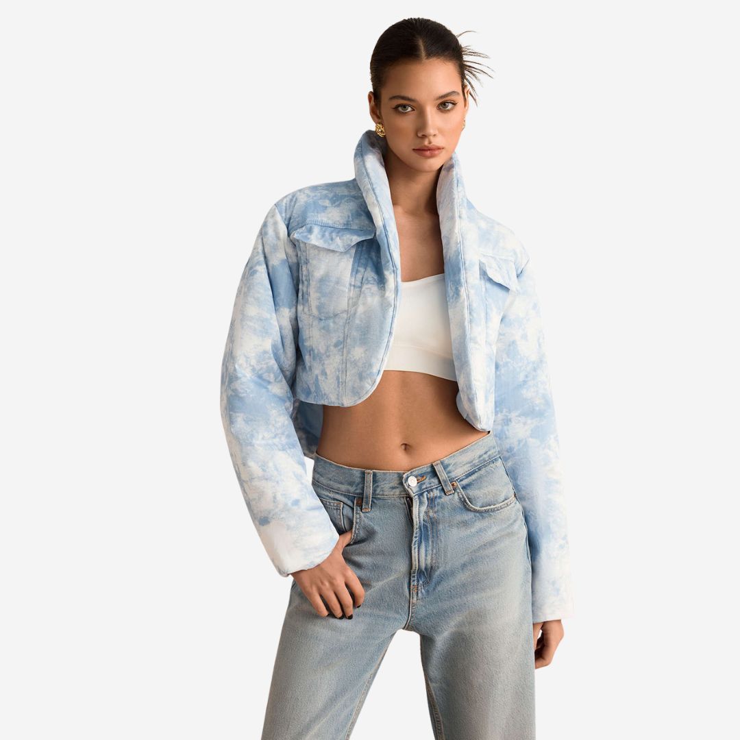 Ljusblå Kort jacka i blåvit batikmönstrad twill med krage och bröstfickor i strukturerad passform för dam