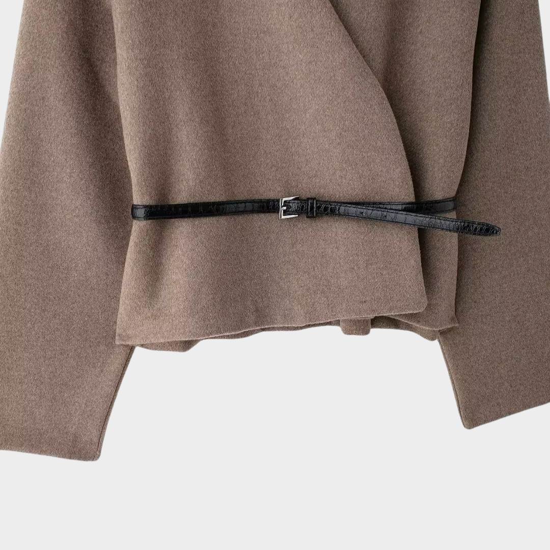 Mellanbrun omlottjacka med smalt bälte och V-ringning