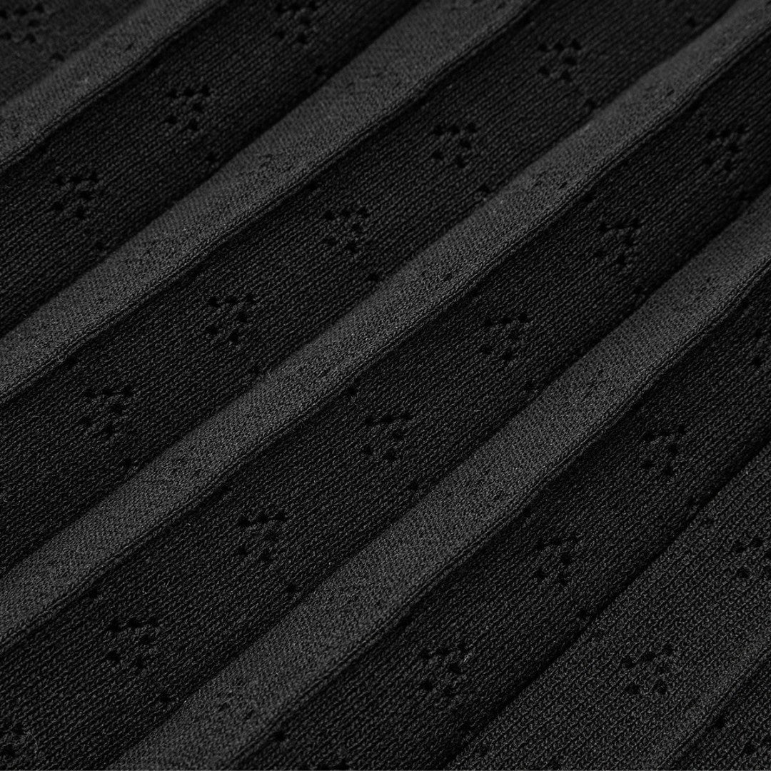 Svart Stickad midiklänning med pärldetaljer och plisserad kjol