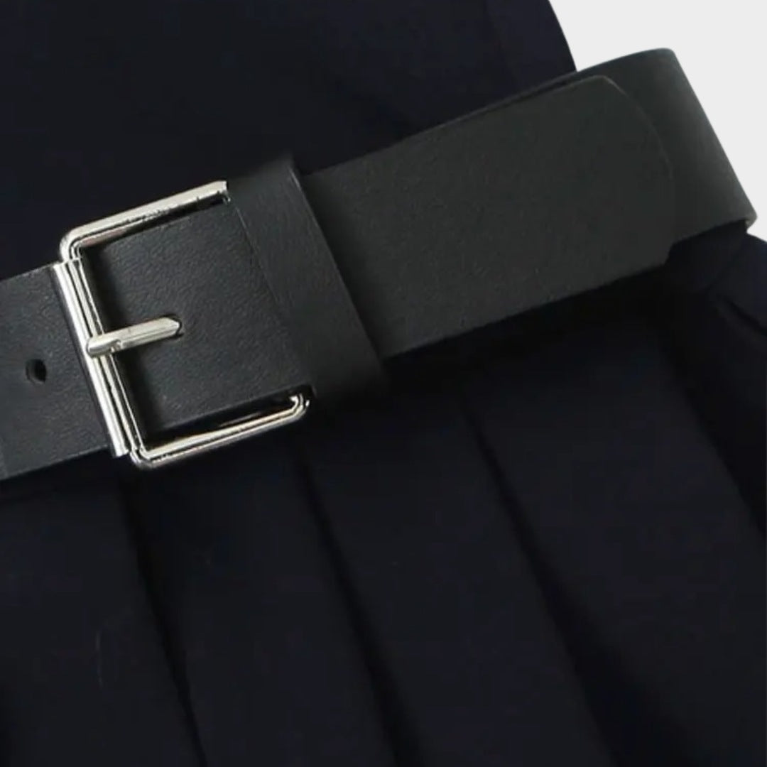 Mörkblå plisserad miniklänning med halterneck och bältdetaljer