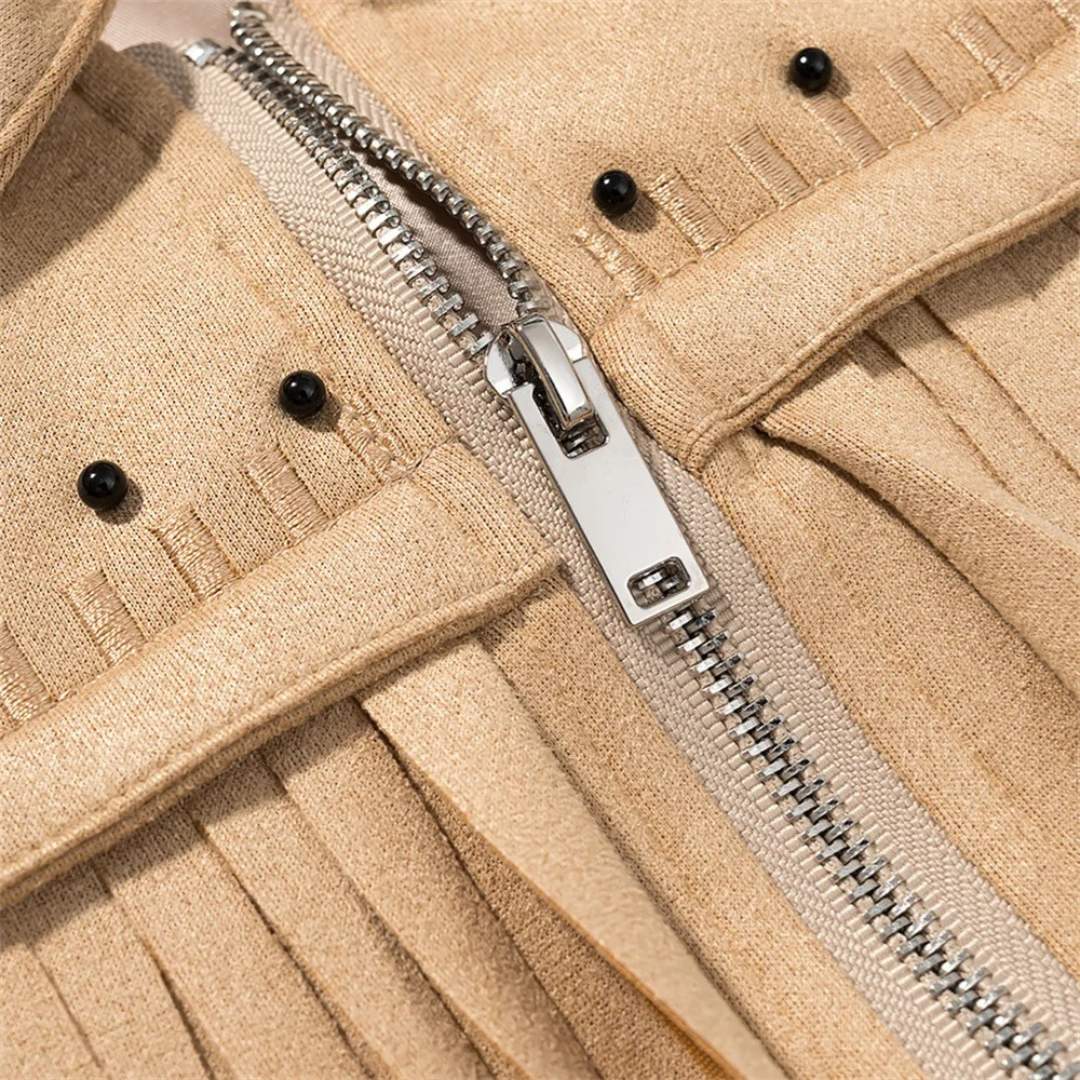 Beige mockajacka i cowboystil med långa fransar och nitar