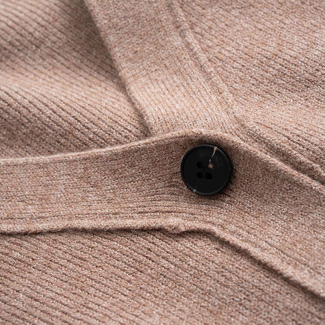 Ljusbrun klassisk ribbstickad kofta med djup V-ringning och dekorativa framfickor