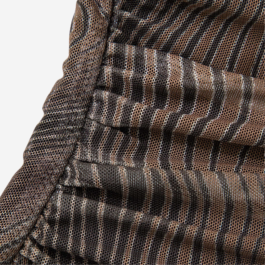 Brun långärmad midiklänning i mesh med hög hals och vågmönstrat tryck i bruna och svarta nyanser