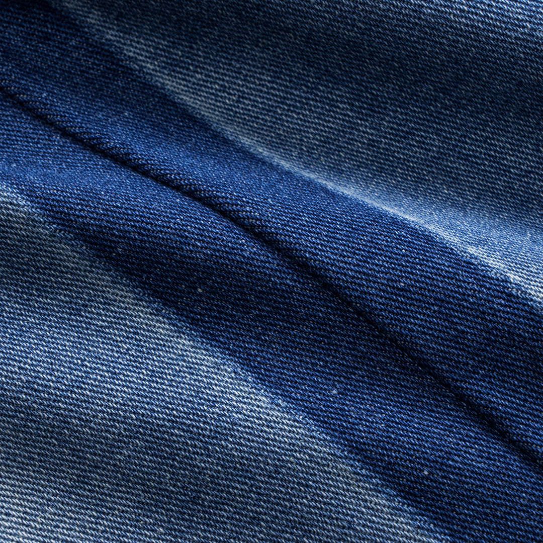 Klassiska jeans med kontrasterande djupblå sidor