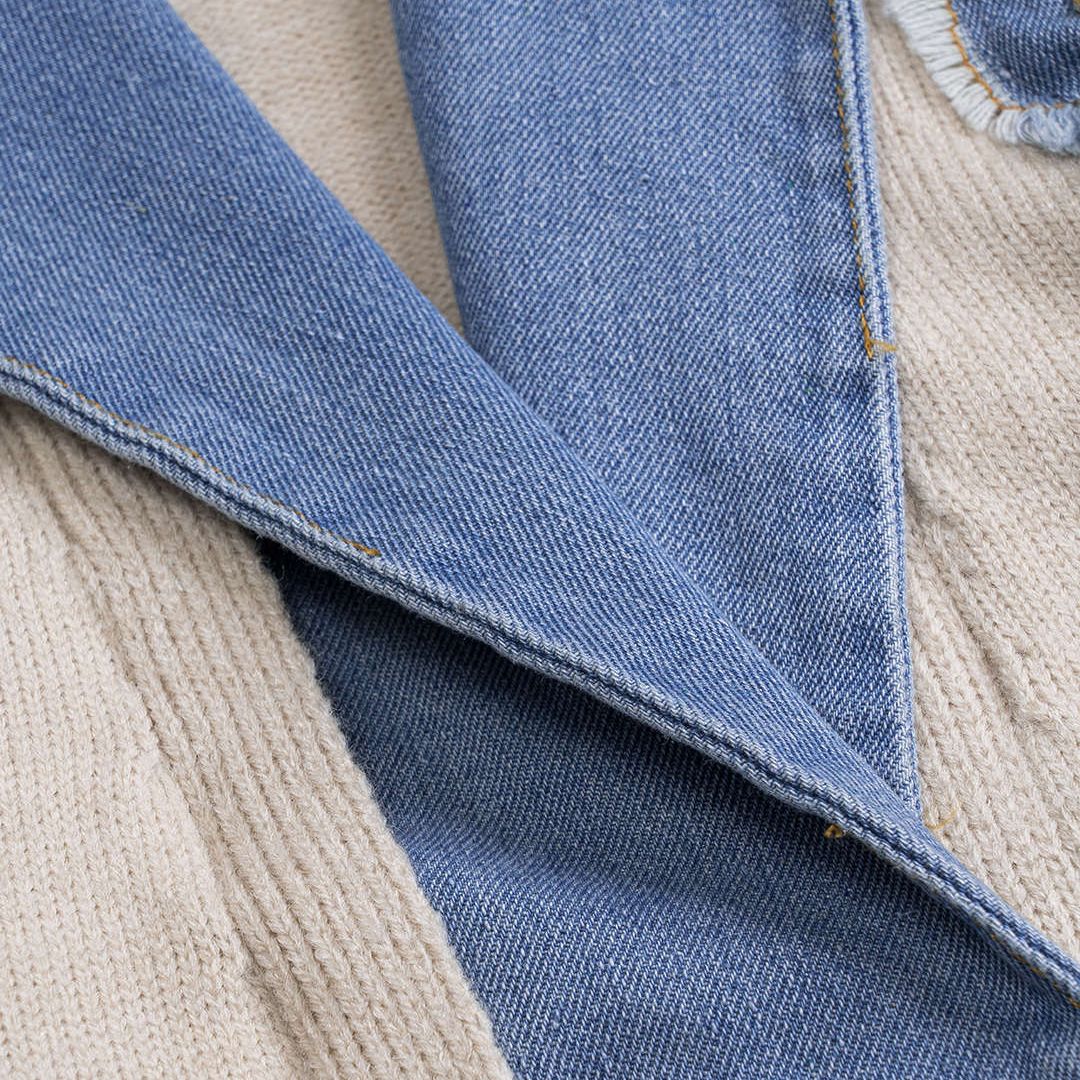 Beige ledig stickad cardigan med denimkrage och kontrasterande jeansfickor i utilitystil