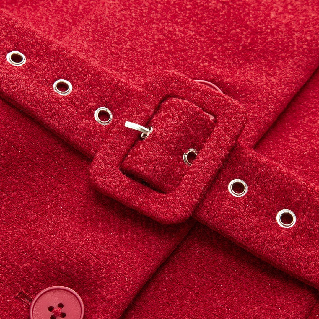 Kort röd väst i vävt tyg med bälte och knappar