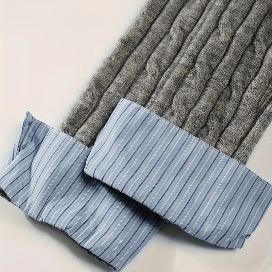 Stickad kofta med kabelmönster skjortkrage och manschetter