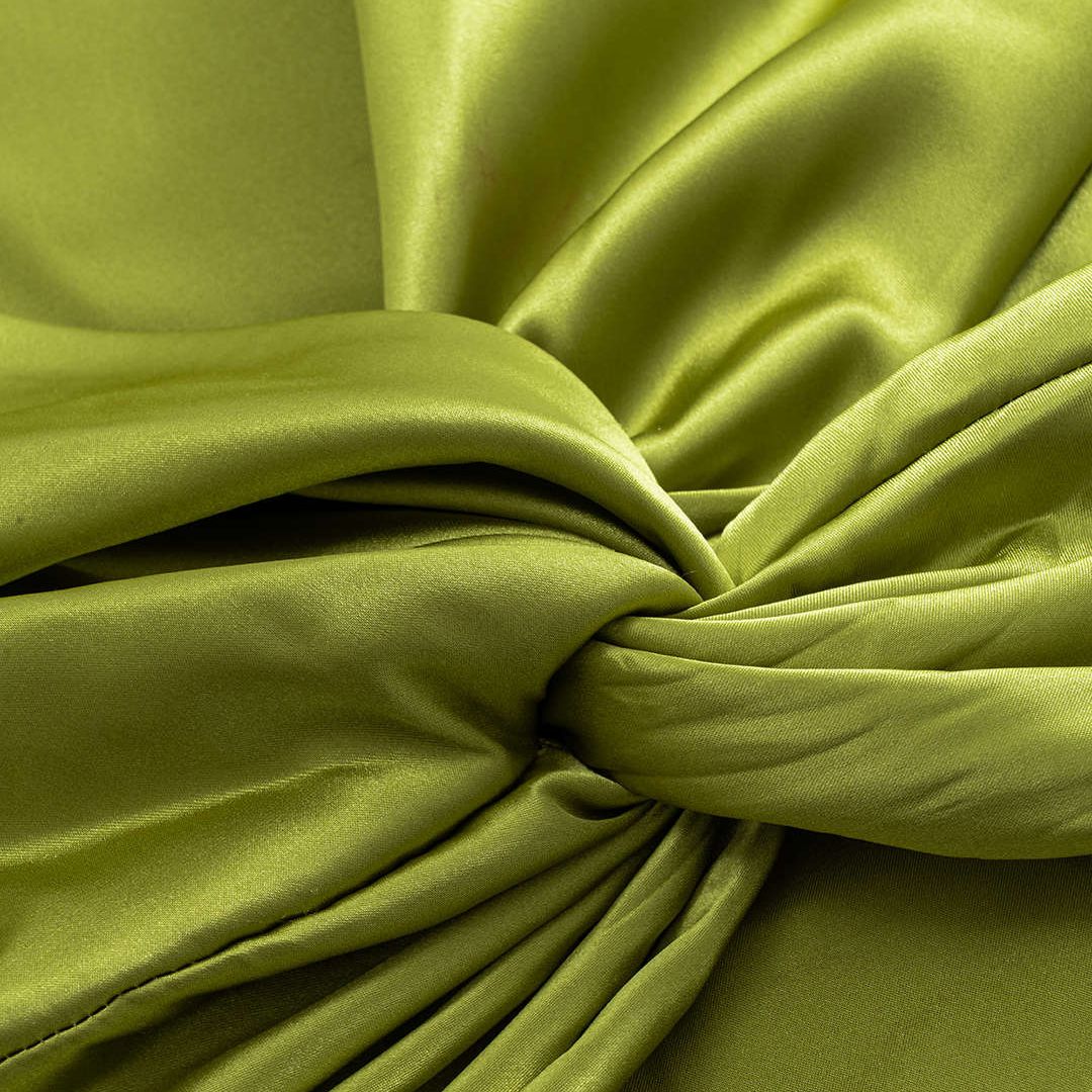 Limegrön kort satintopp med tvinnad front och vida ärmar