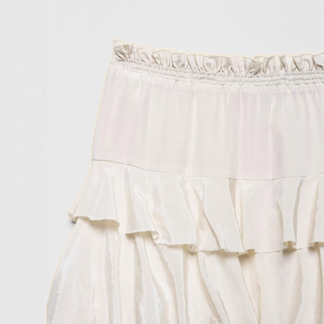 Vit Kjol i midilängd med naturlig midja lager på lager volanger och A-linje silhuett