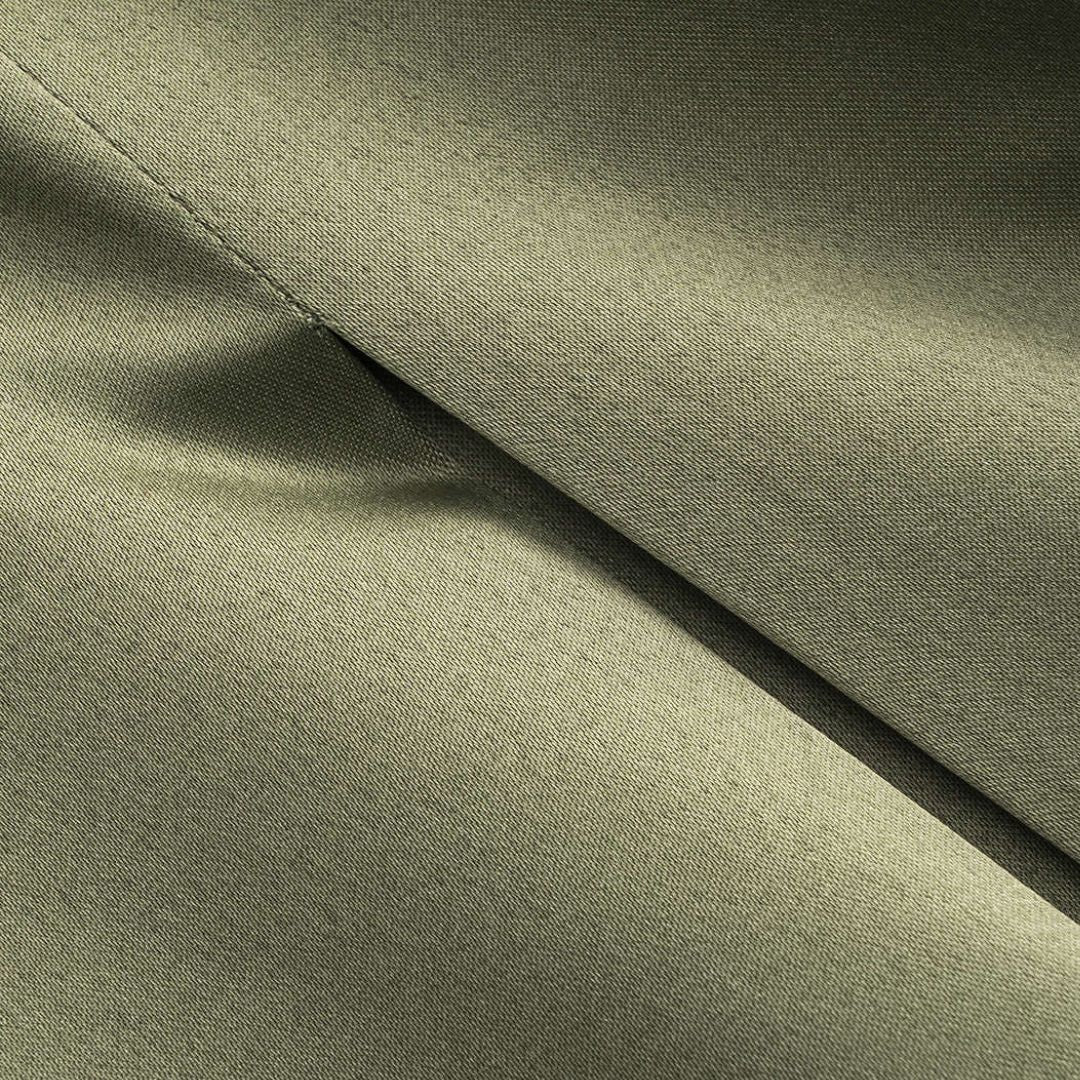 Kort grön topp med puffärmar och dold knäppning i satintyg