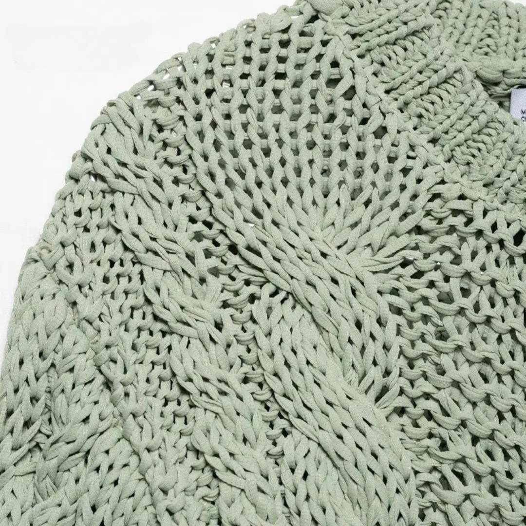 Ljusgrön kabelstickad tröja med blomknappar