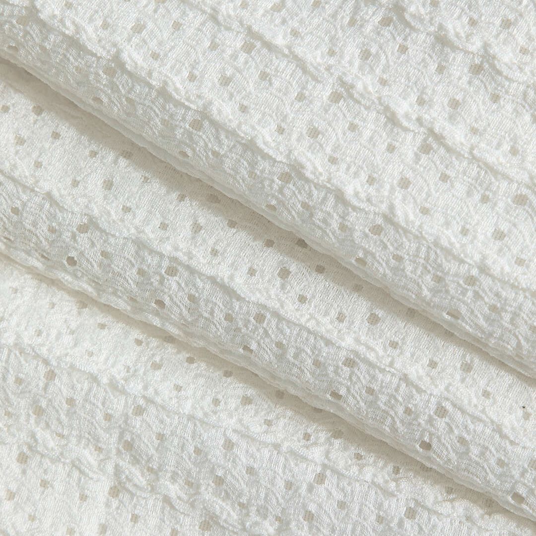 Vit långärmad fodralklänning i strukturerad jersey med guldknappar och rund halsringning