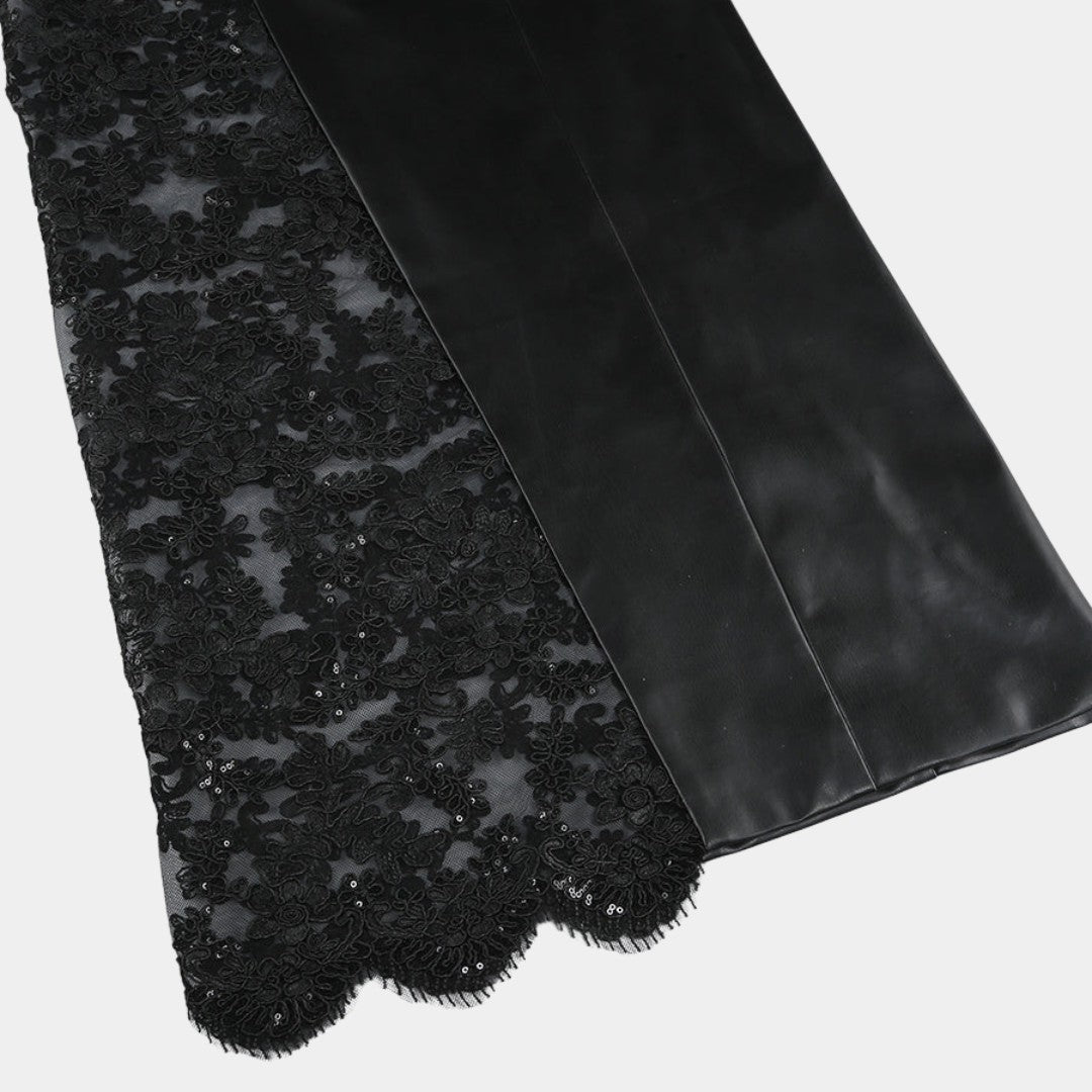 Axelbandslös långklänning i svart fuskläder med spetsdetaljer