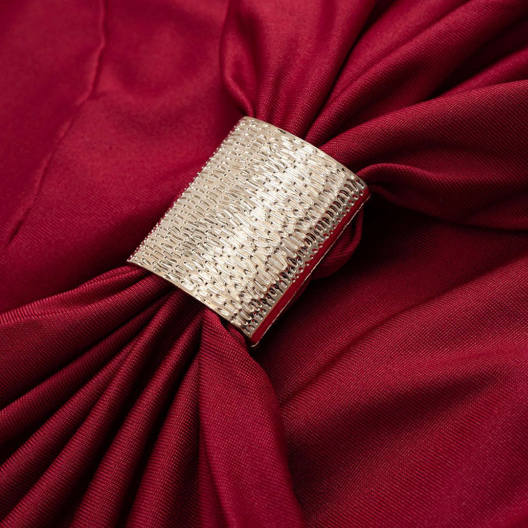 Vinröd ärmlös långklänning i jersey med markerad midja utskurna sidor och elegant detaljspänne framtill