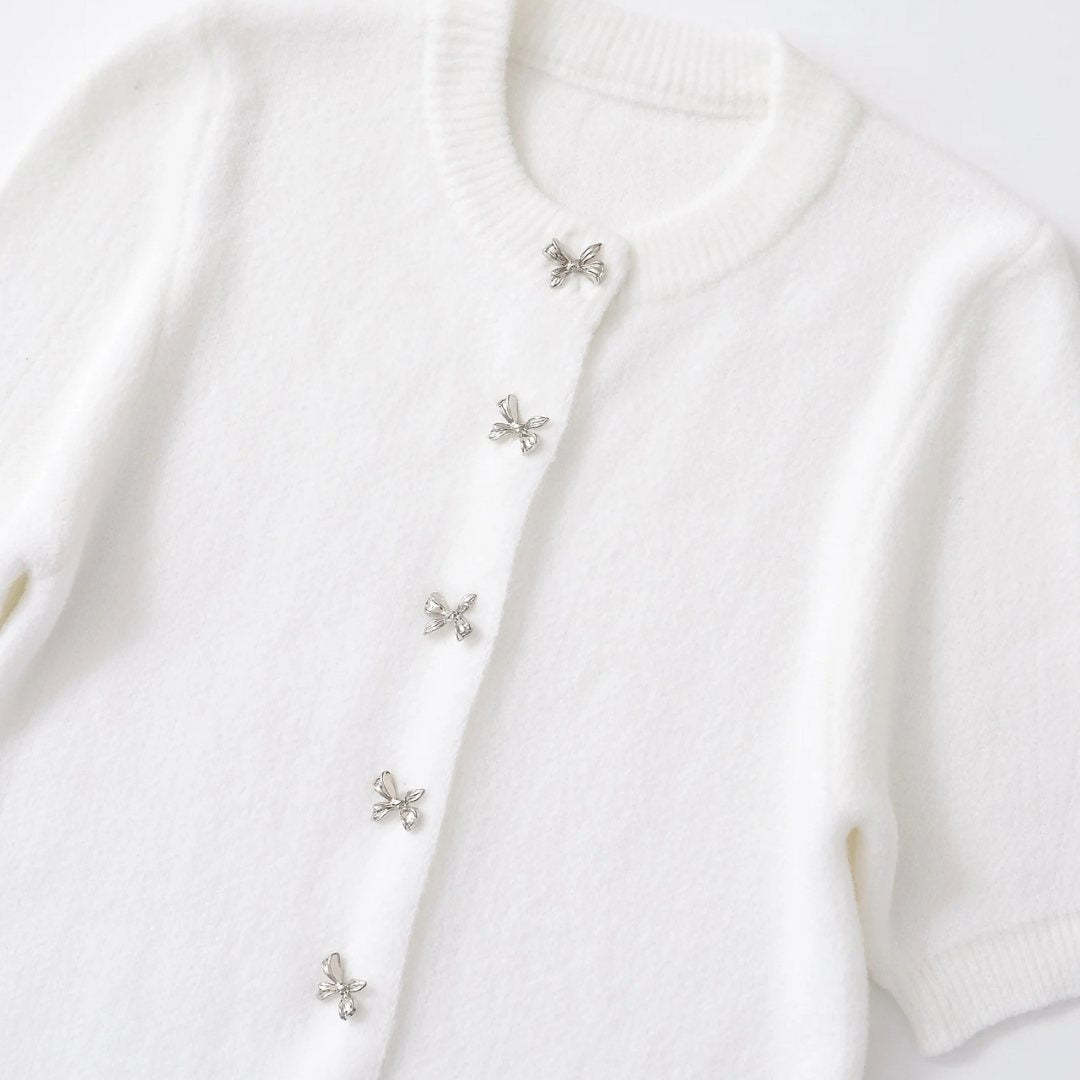 Kortärmad stickad kofta med rosettdetaljer och knappstängning