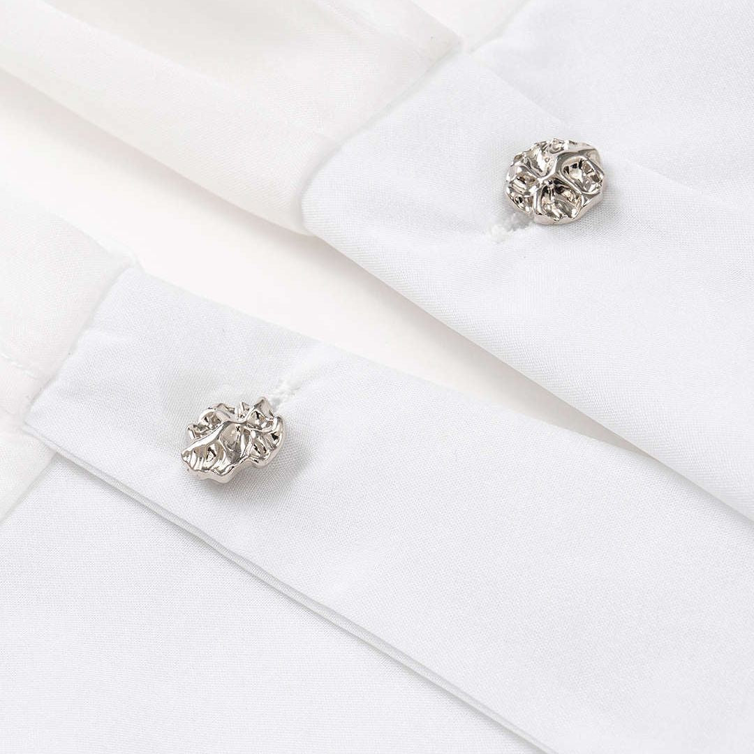 Vit kort organzatopp med transparenta ärmar och metallknappar vid manschetterna