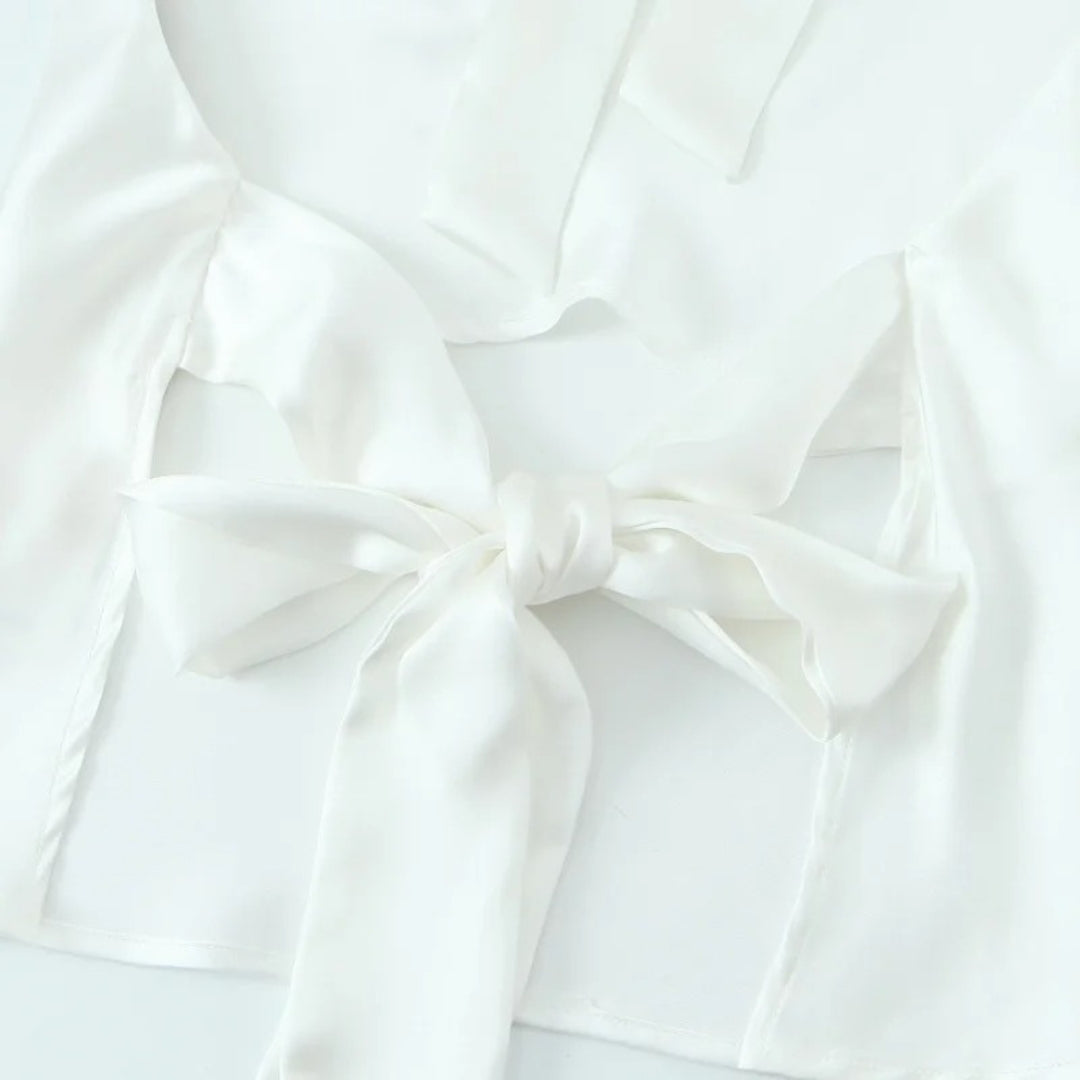 Satintopp med halterneck, knytband och öppen rygg i sommarstil