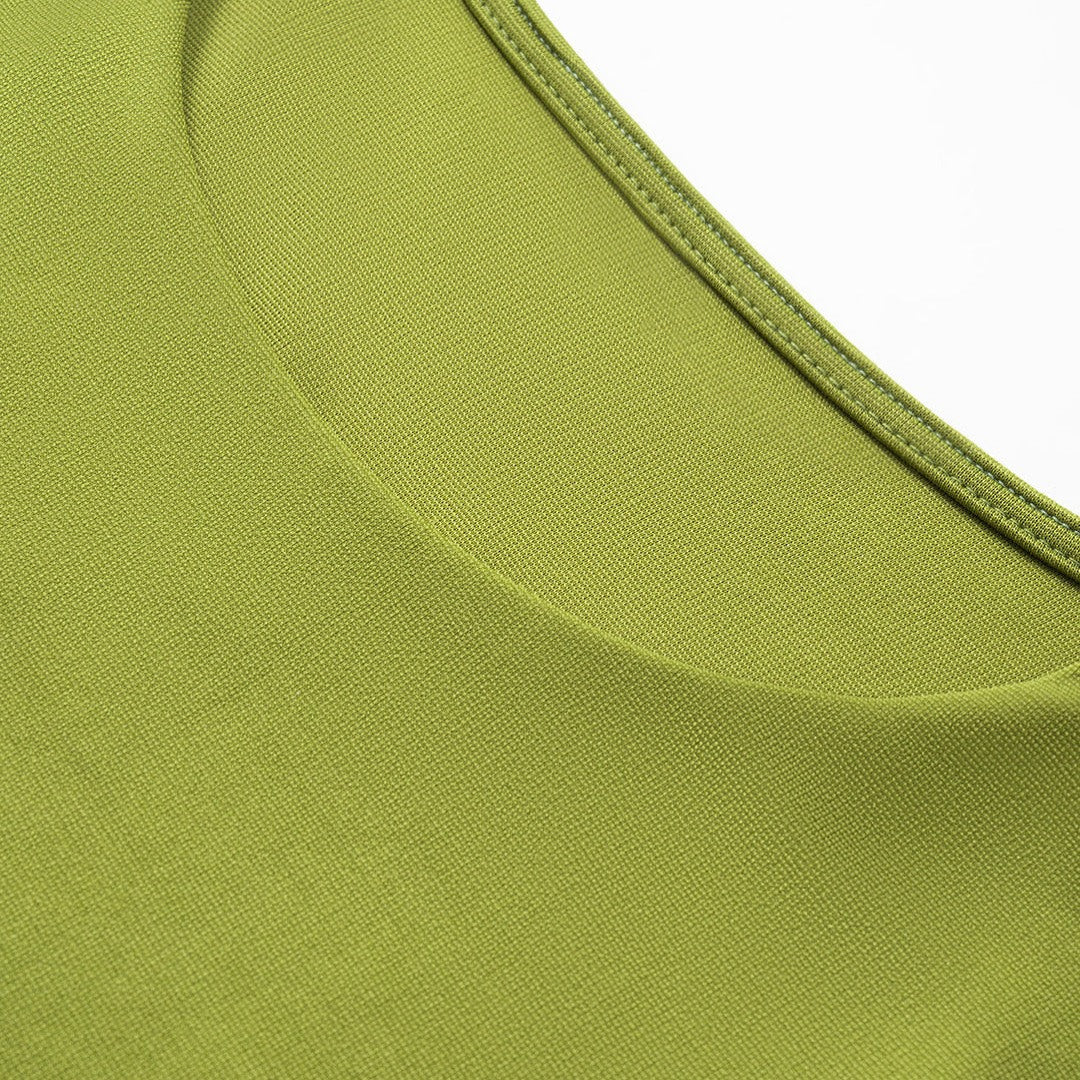 Limegrön figurnära midiklänning med asymmetrisk cut-out, rynkade detaljer och stretchig jersey