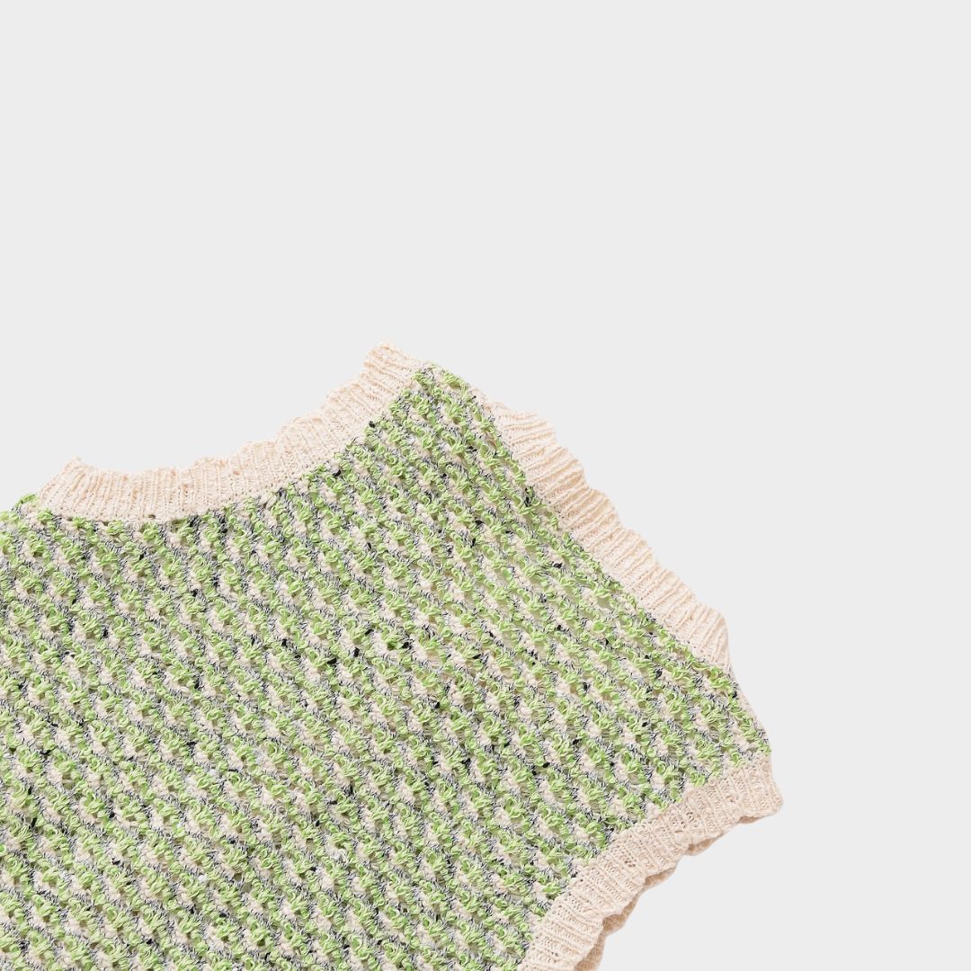 Ljusgrön ärmlös stickad kofta med rund hals knappstängning och fickor