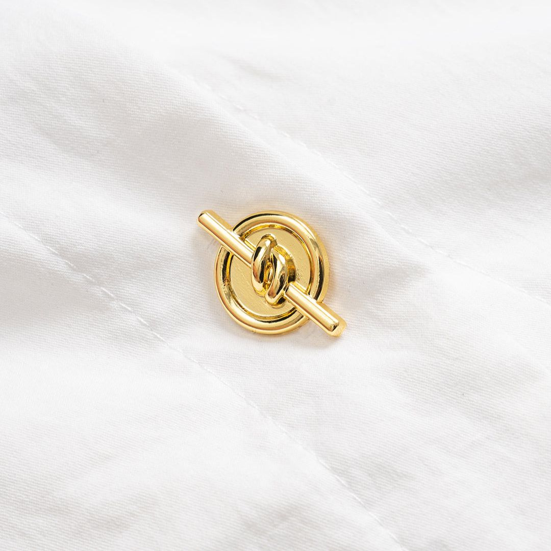 Vit ärmlös figursydd topp i twill med guldfärgade knappar och V-ringning för dam