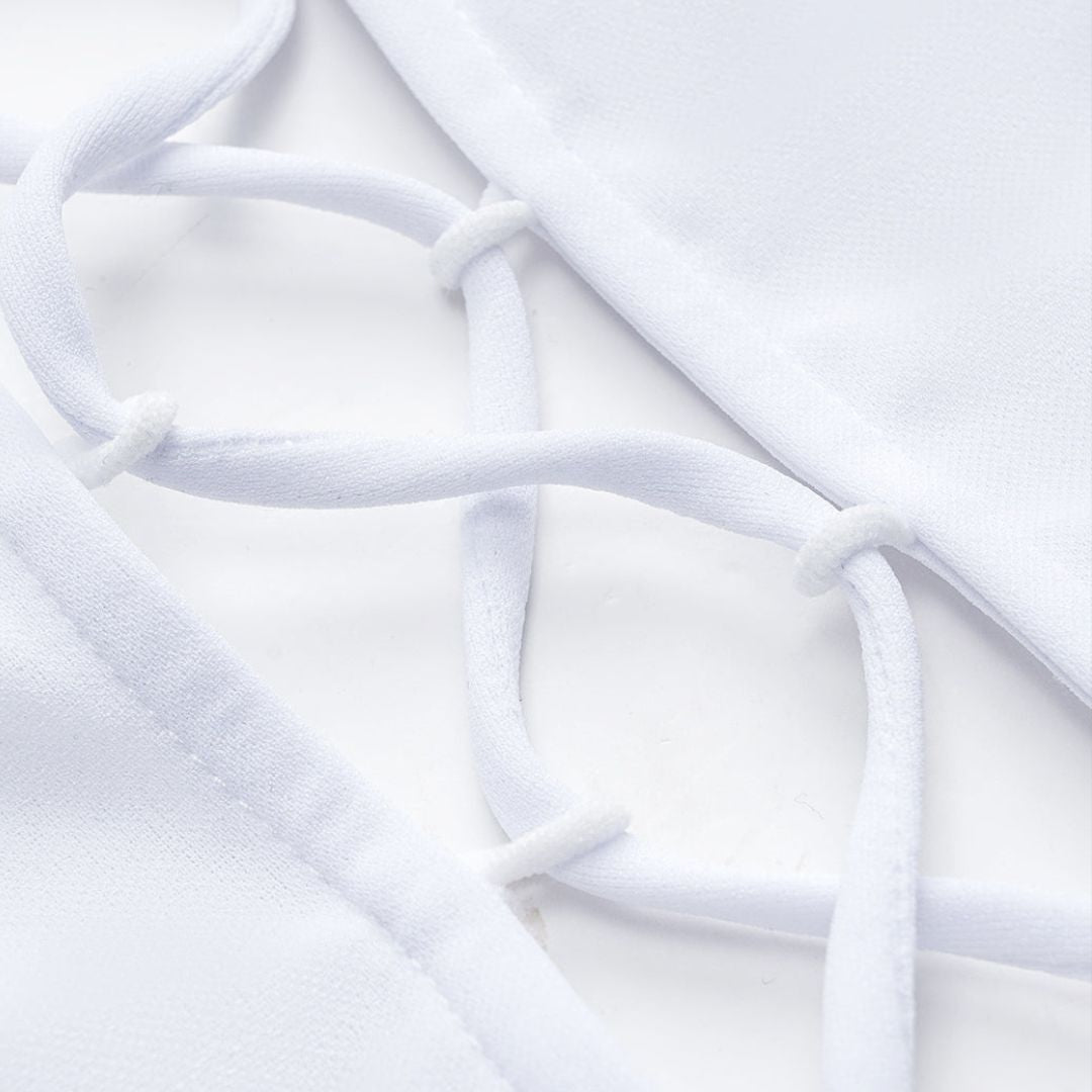 Vit långärmad topp med snörning i ryggen och pärlknappar framtill