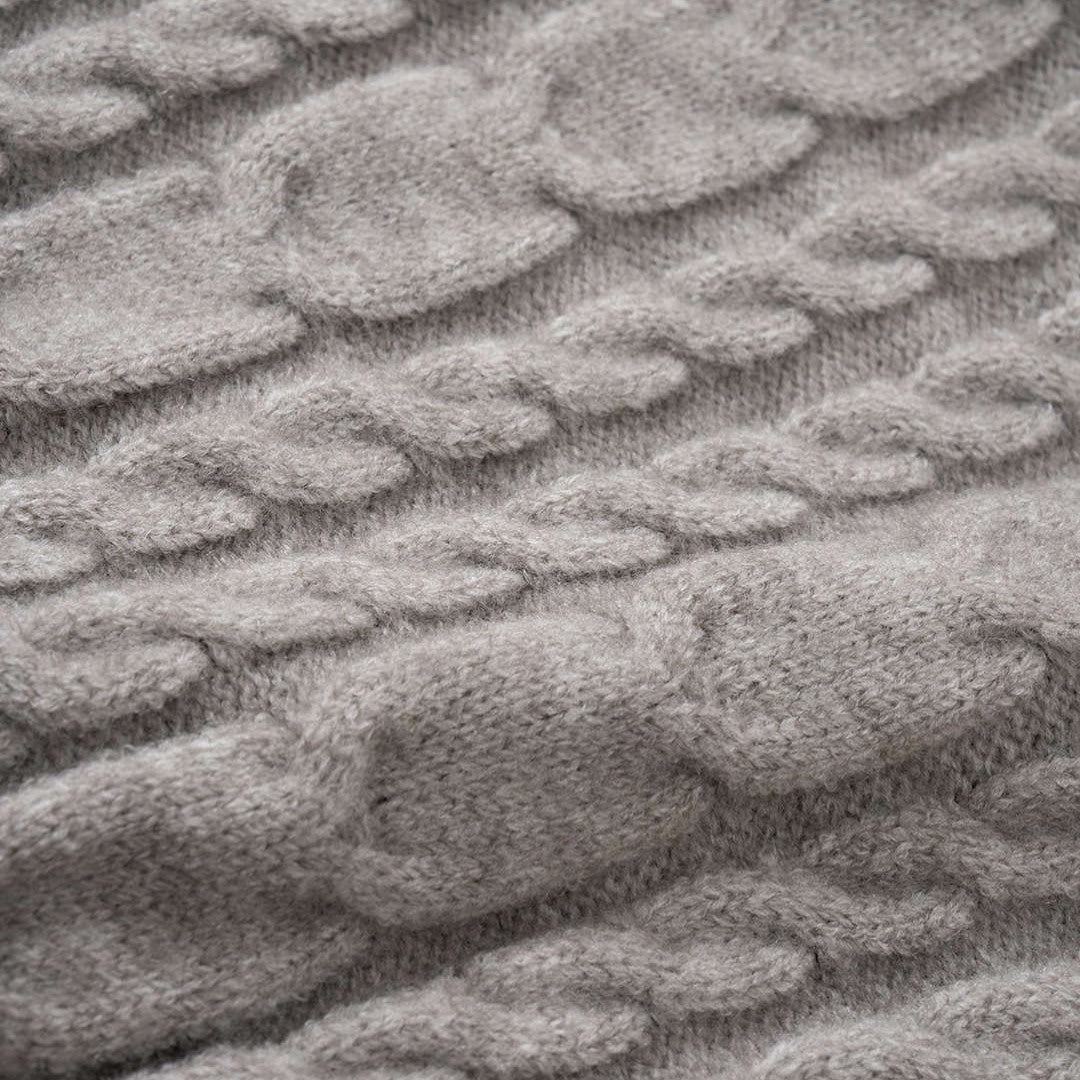 Grå kabelstickad tröja i ribbad trikå med tvåvägsdragkedja