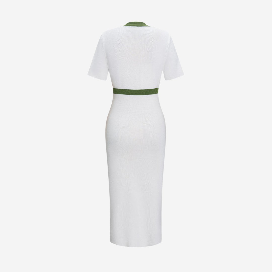 Stickad midiklänning med dekorativa fickor och knappslå fram