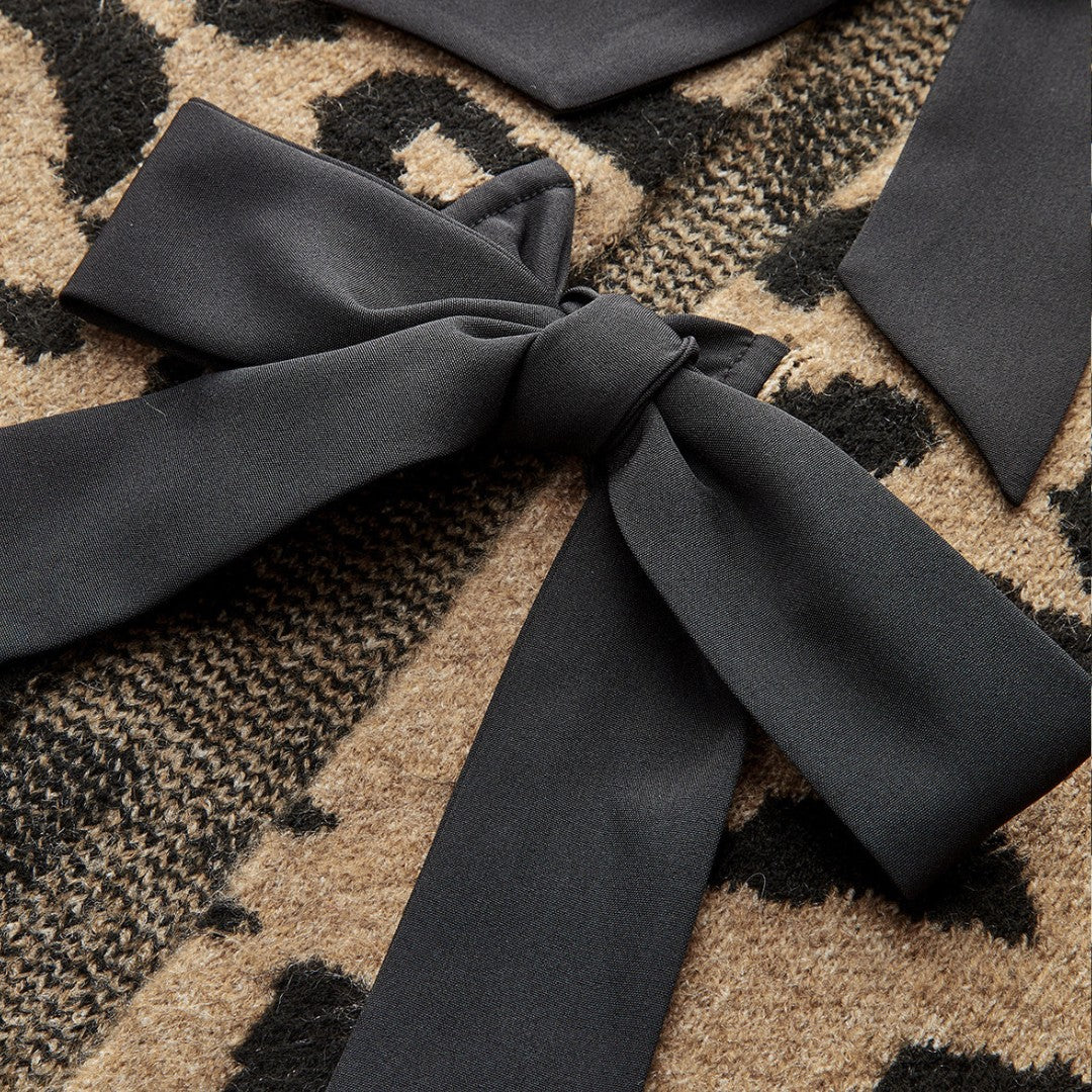 Stickad leopardmönstrad cardigan med svarta rosetter och ballongärmar