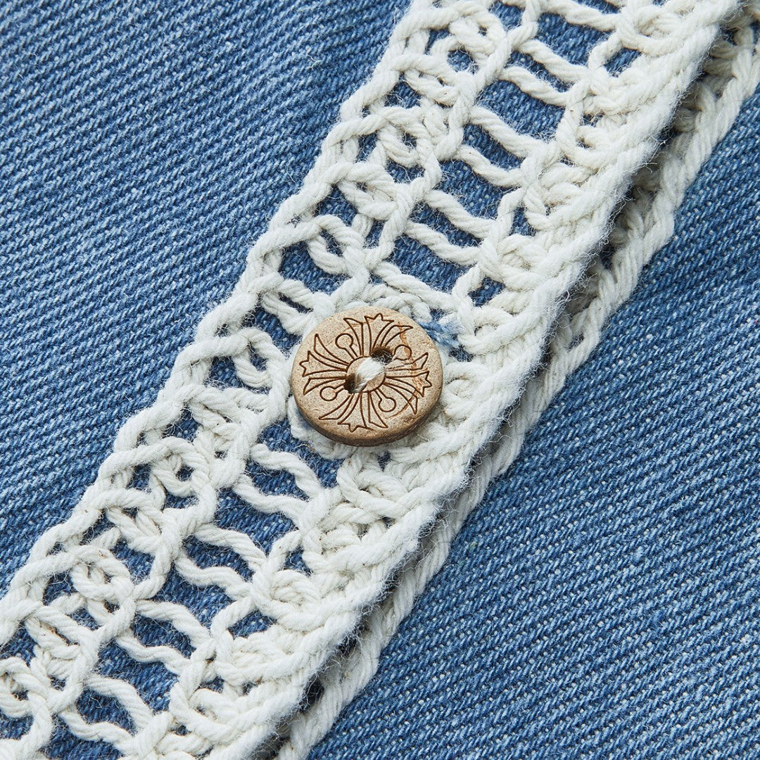 Ärmlös ljusblå jeansväst med dekorativ brodyr och virkade kanter i bomullsmix