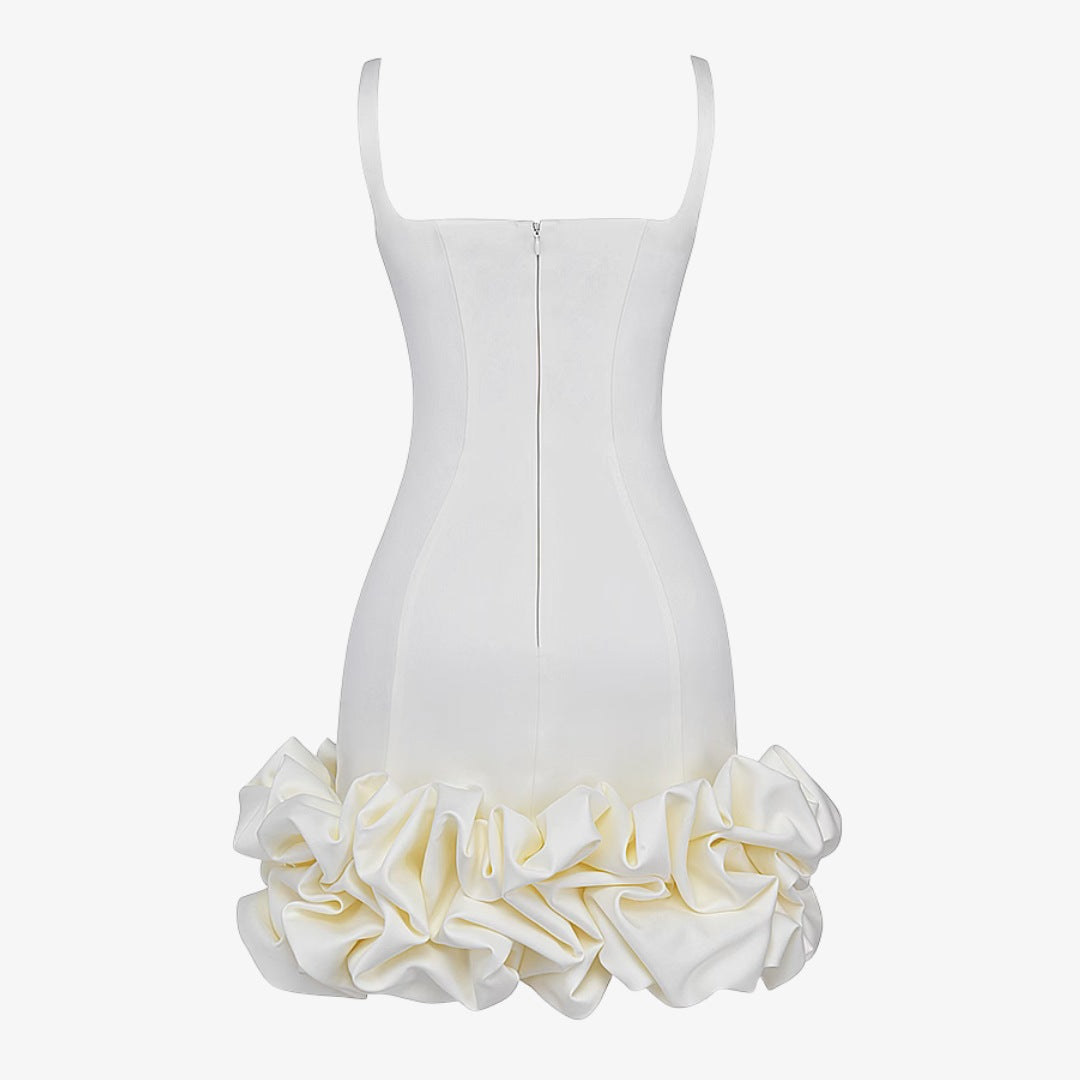 Vit satinklänning med rak halsringning och volangkant