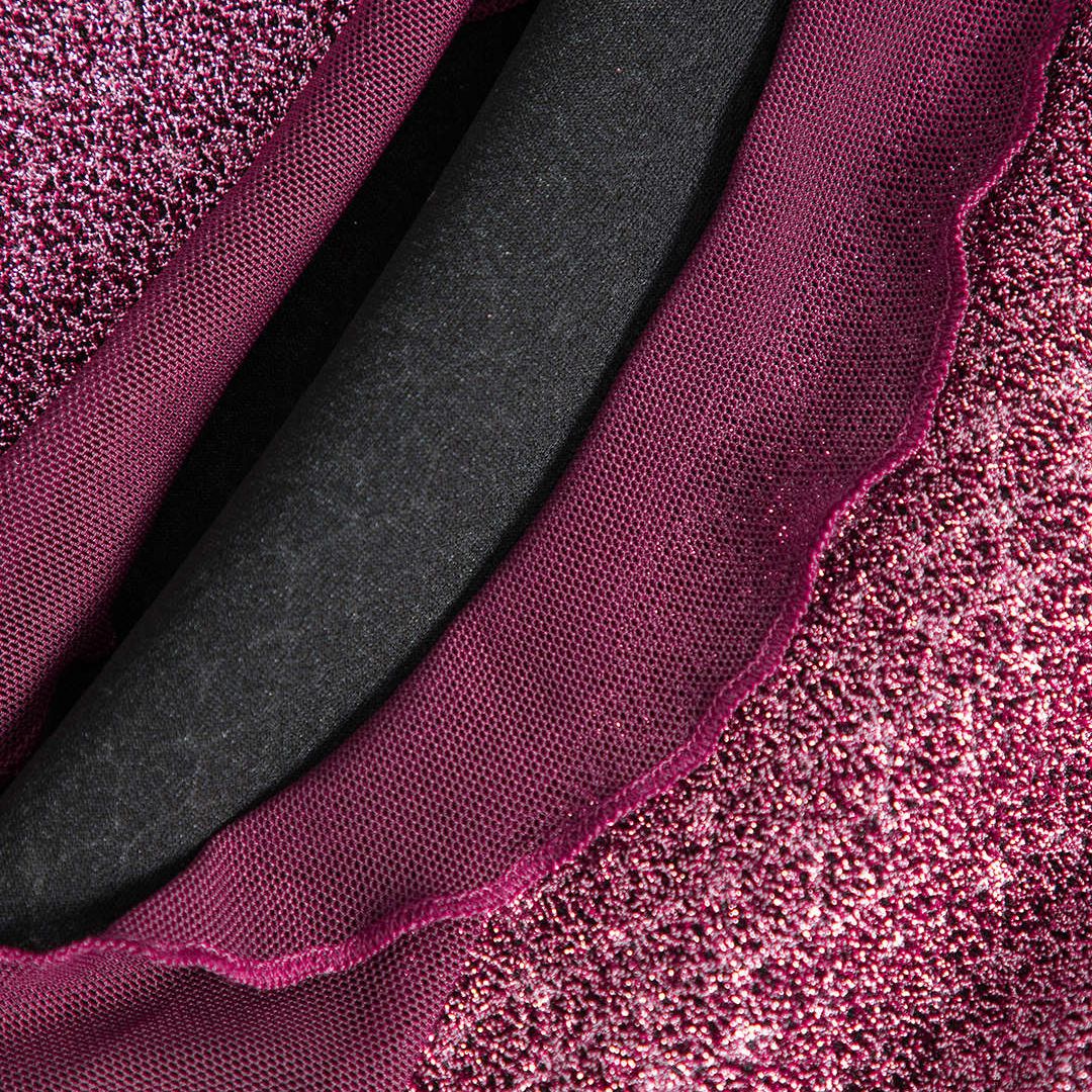 Lila glittrig halterneckklänning i bodyconmodell med volangslitsar och öppen rygg