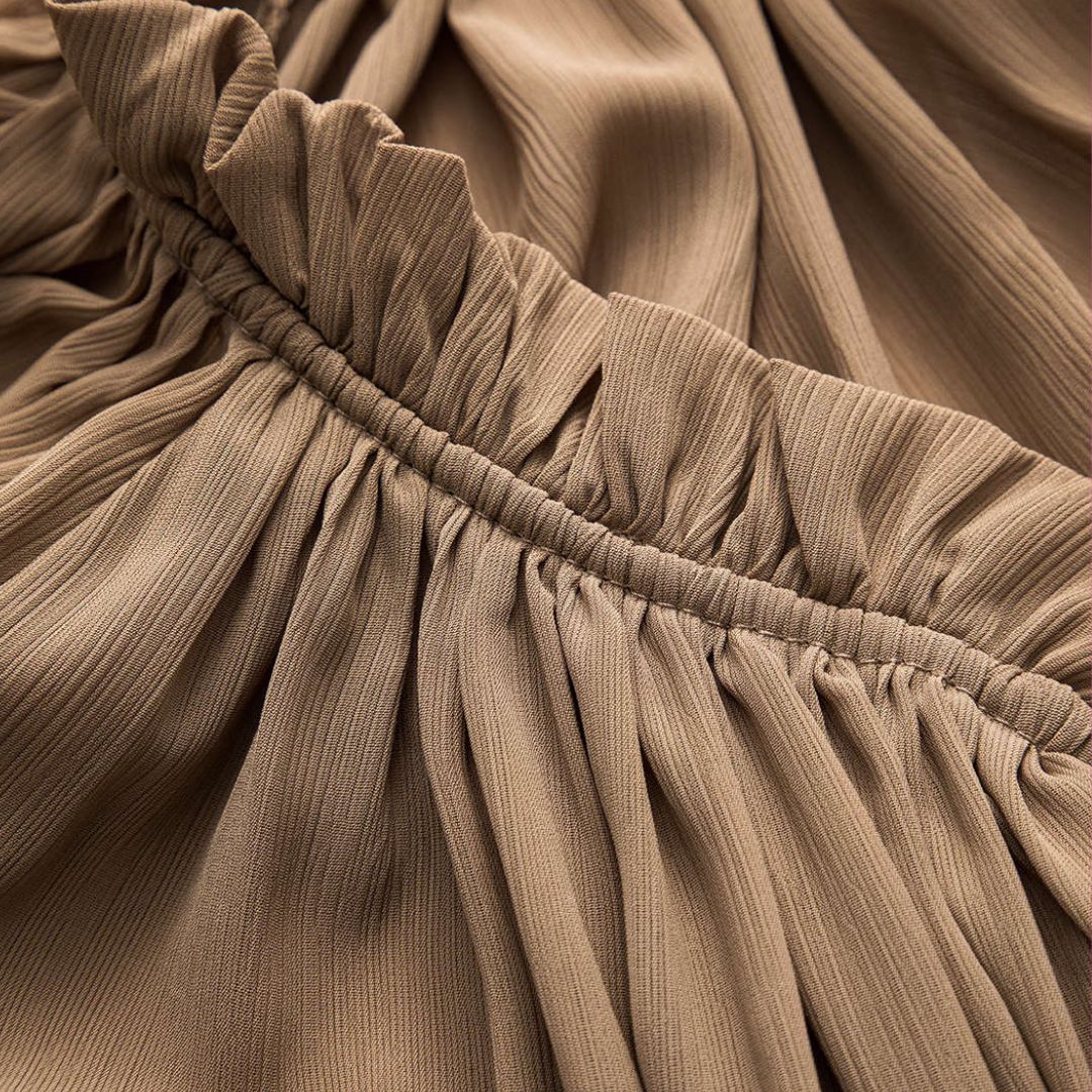 Brun chiffontopp med rynkad krage och volangkant