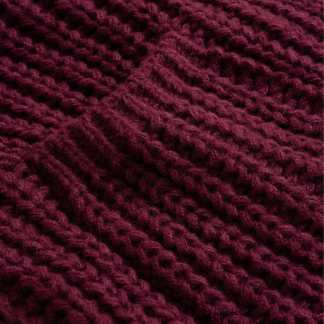 Vinröd grovstickad kort kofta med guldknappar och fickor för dam