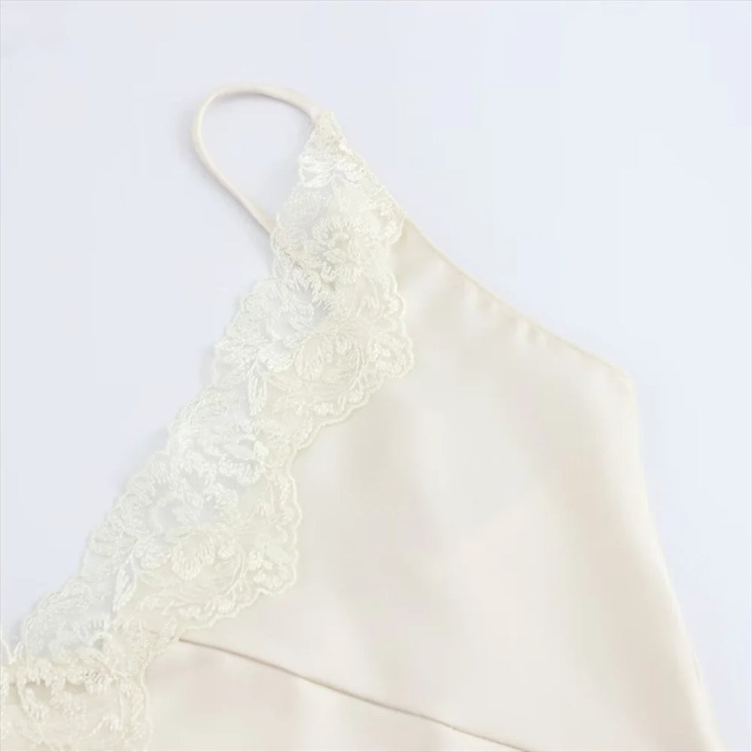 Spetskantat camisole-linne med V-ringning och justerbara axelband