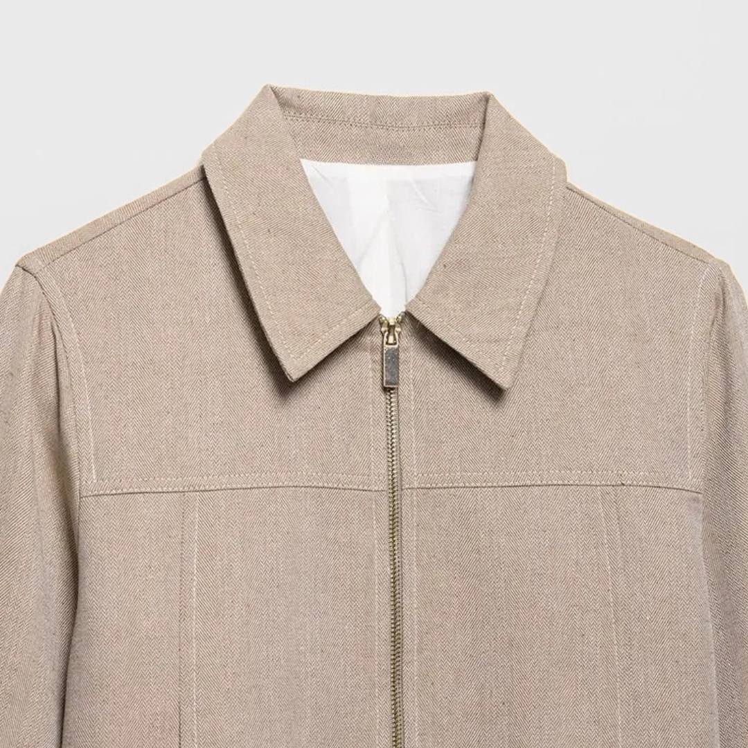 Beige tvådelat set med kort jacka och raka byxor i hög midja