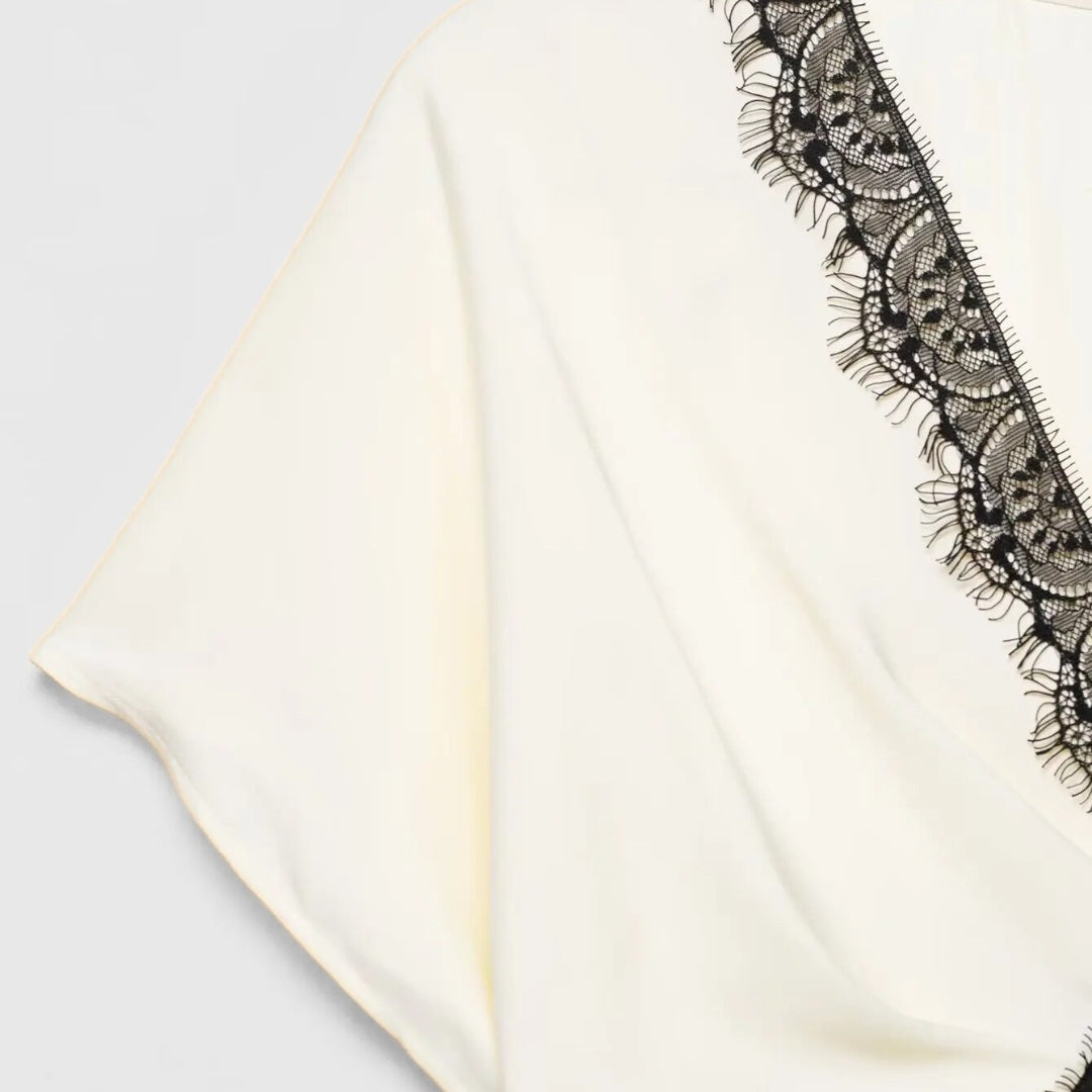 Silkesliknande midigown med spetskant och kontrasterande överdel