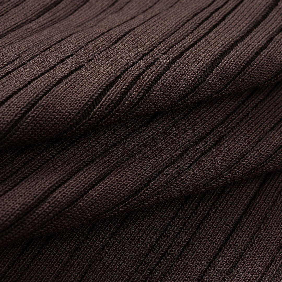 Brun ribbad trikåtopp med knappar och rund halsringning