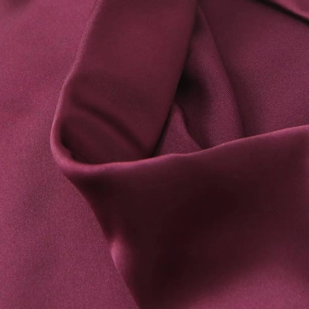 Satinkjol i midilängd med hög midja och A-linjeform